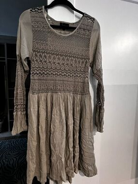 B. Boutique by Evergreen Women’s Crochet Lace Long-Sleeve Dress in Taupe l L